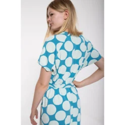 DANEFAE - DANEMADSEN DRESS - DAMEN KURZARM KLEID -Schicke Mode Verkauf MADSEN DRESS DUSTY BLUE CHALK MEGADOT 3 1280x1280