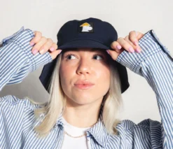 NORDIC BUDDIES - BUCKET HAT ADULT - SONNENHUT FÜR ERWACHSENE - MOOMIN NAVY -Schicke Mode Verkauf MPAPPA88B Model1 1280x1280