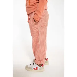 DANEFAE - DANEFREDE SEARSUCKER PANTS - GRIFFIGE STREIFENHOSE - CHALK/BRIGHT RED -Schicke Mode Verkauf SS 2023 DANEFAE KIDS 161 1280x1280