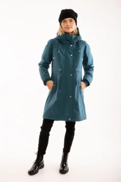 DANEFAE - DANENORA WINTER PARKA - DAMEN WINTERMANTEL - DUSTY BLUE -Schicke Mode Verkauf danefae ladies fw 2021 22 219 1280x1280