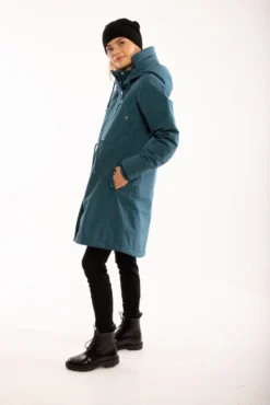 DANEFAE - DANENORA WINTER PARKA - DAMEN WINTERMANTEL - DUSTY BLUE -Schicke Mode Verkauf danefae ladies fw 2021 22 220 1280x1280